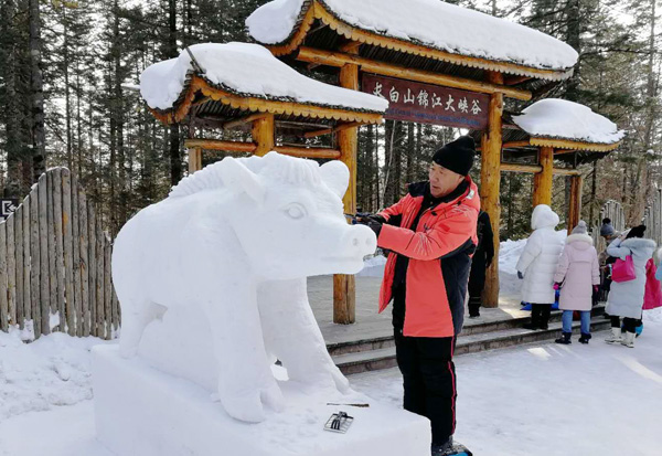 长白献美景 雪雕迎新春